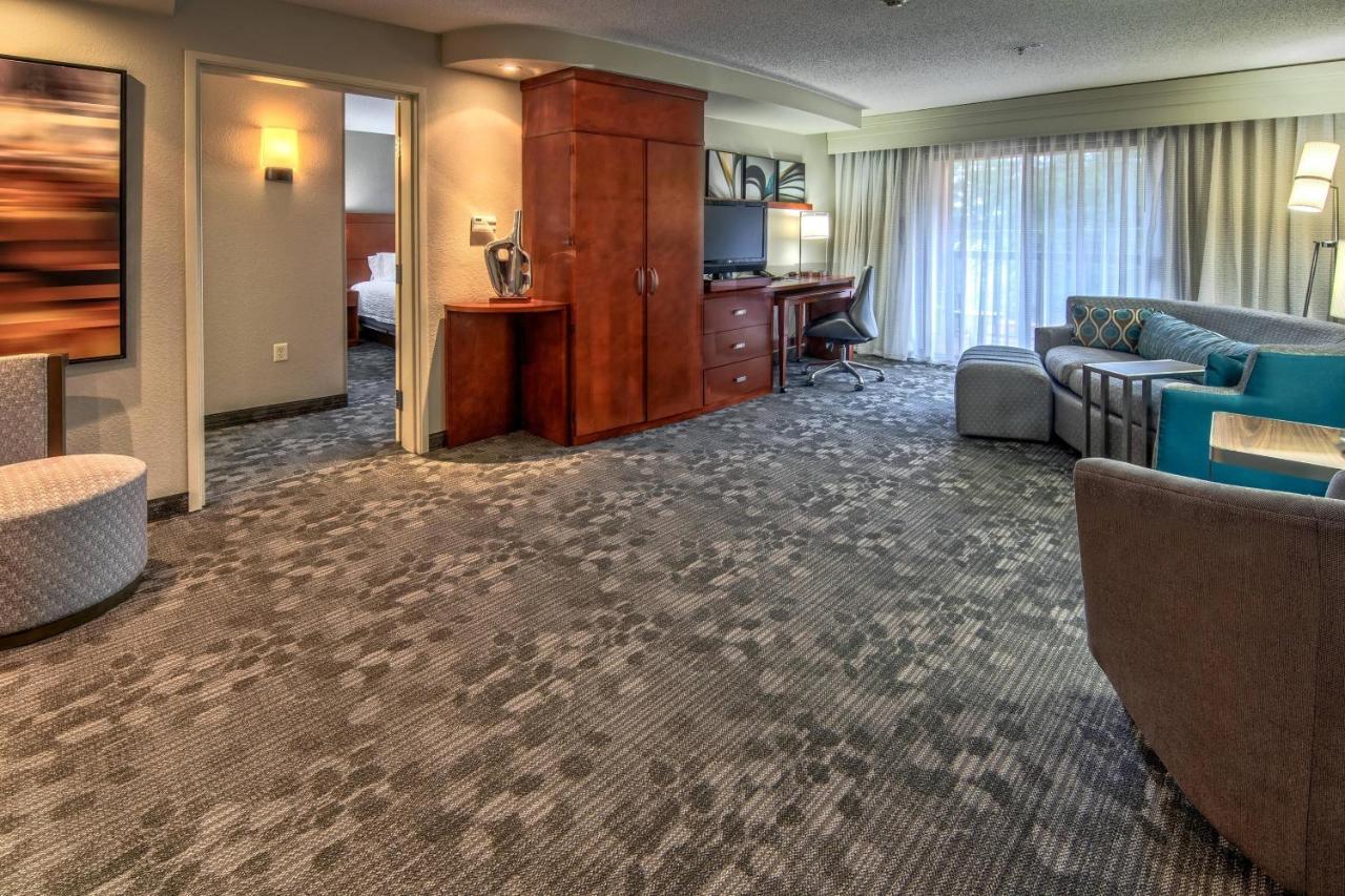 Courtyard By Marriott Troy Hotel Екстериор снимка
